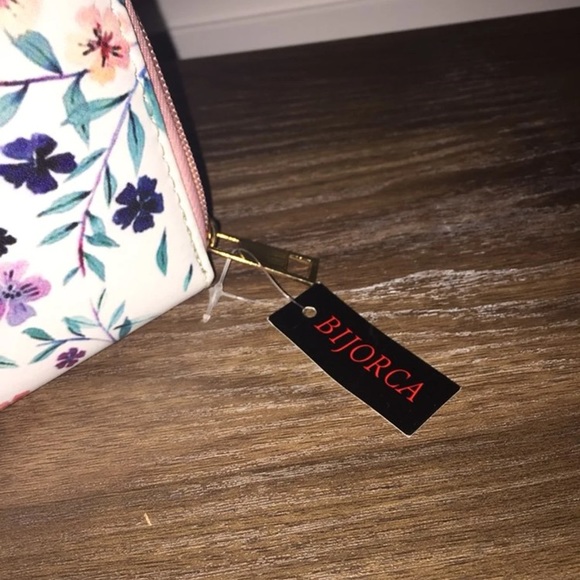 Flowered Wallet - Picture 6 of 6